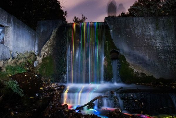 Outra cachoeira iluminada com bastes de vrias cores