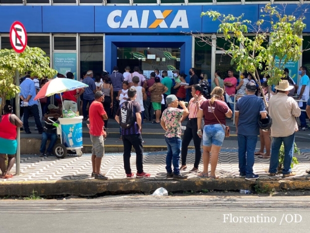 Agncias bancrias registram aglomerao para saque de auxlio emergencial e so notificadas