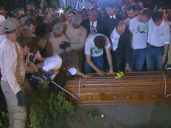 Corpo de Eduardo Campos  sepultado no Recife;   veja fotos