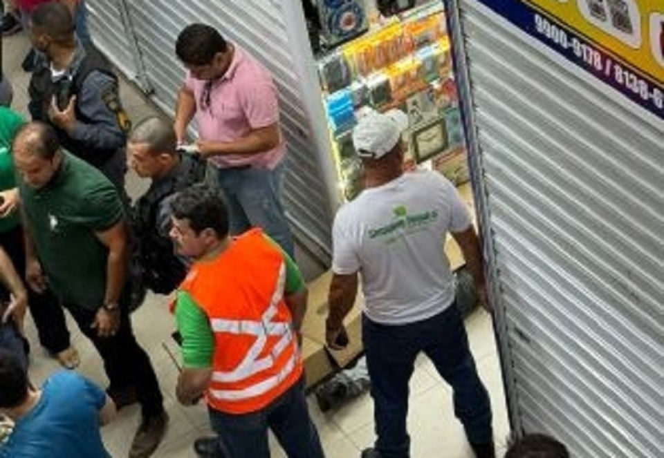 Dois homens so mortos a tiros dentro do Shopping Popular, em Cuiab; veja vdeo