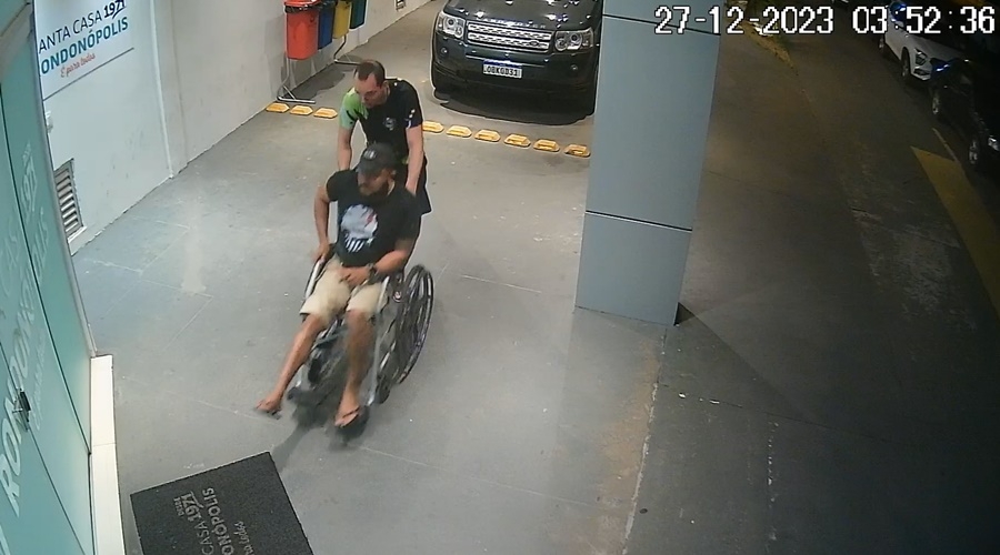 Cmera de hospital registra momento em que PMs chegam de Land Rover para buscar atendimento; veja vdeo