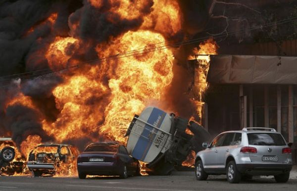 Caminho-tanque explode e incendeia carros no Cazaquisto