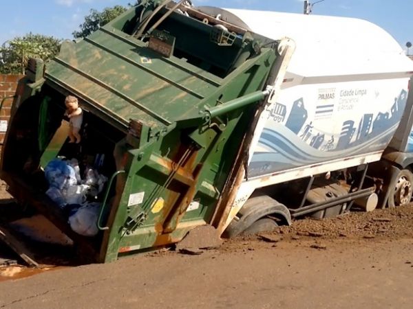 Caminho de lixo cai em buraco de rua na regio sul de Palmas