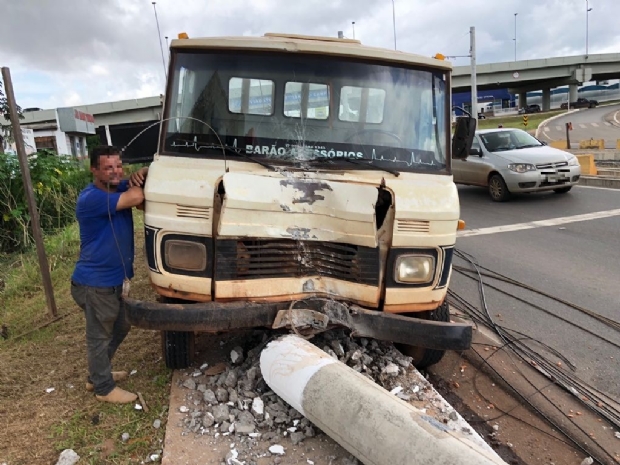 Caminho com defeito no freio derruba trs postes e Avenida da FEB  interditada parcialmente