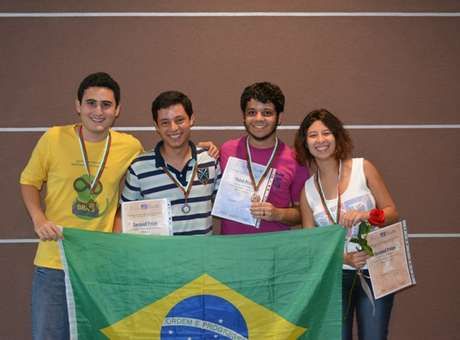 Brasileiro ganha medalha de ouro de matemtica no exterior