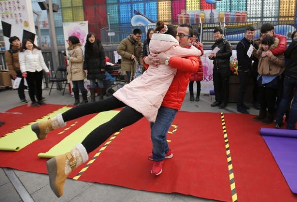 Chins gira a namorada enquanto d beijo ao tentar vencer concurso em parque de diverses em Pequim