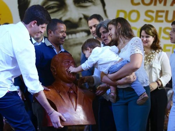 Em ato suprapartidrio em homenagem aos 50 anos de nascimento do ex-governador Eduardo Campos, o caula Miguel chamou a ateno ao brincar, do colo da irm Maria Eduarda, com o busto do pai