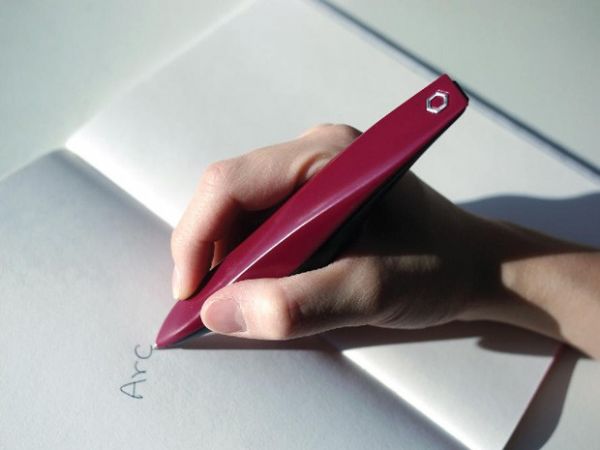 Grupo de pesquisadores desenvolveu a caneta ARC, para ajudar pessoas com Parkinson a escrever  mo
