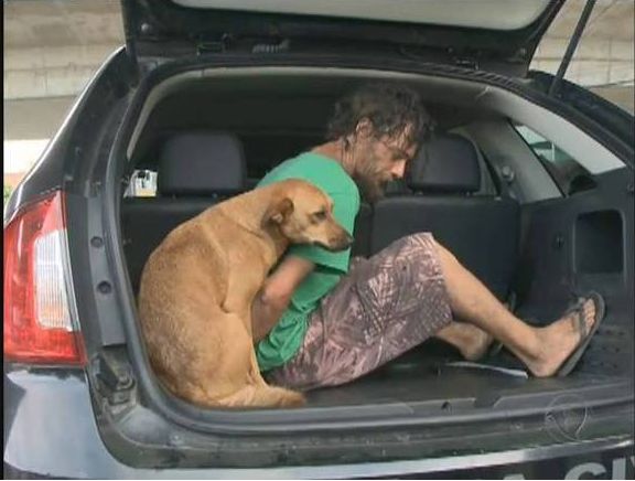 Cachorro no abandona homem nem durante sua priso e entra na viatura junto com ele