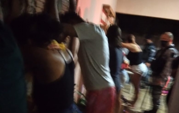 Polcia fecha festa com aglomerao e prende responsvel; veja vdeo