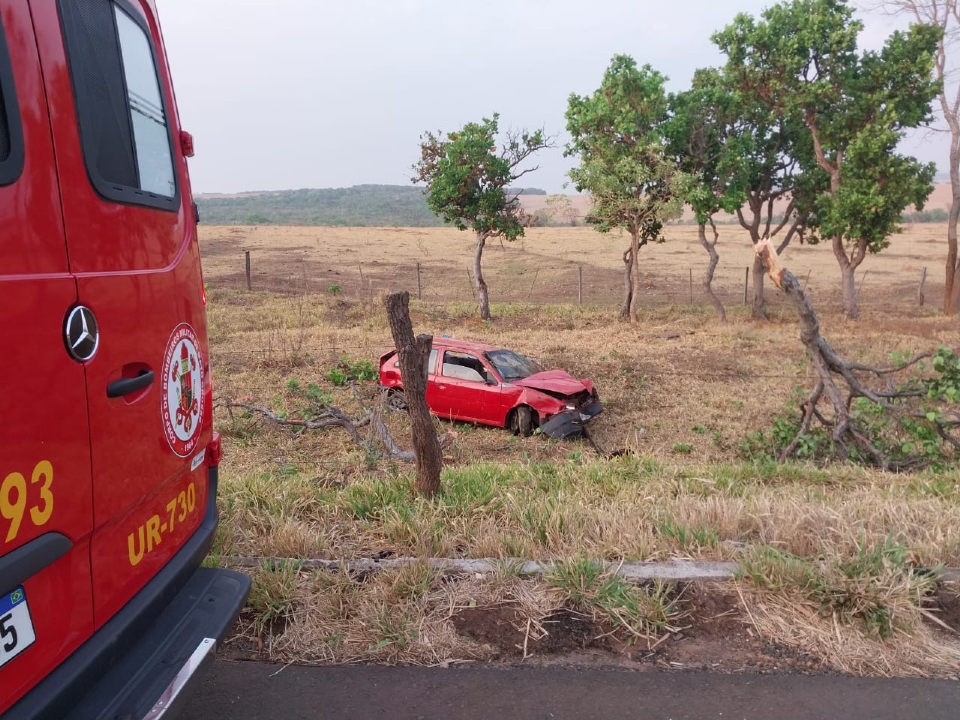 Homem capota carro e  resgatado desorientado pelo Corpo de Bombeiros