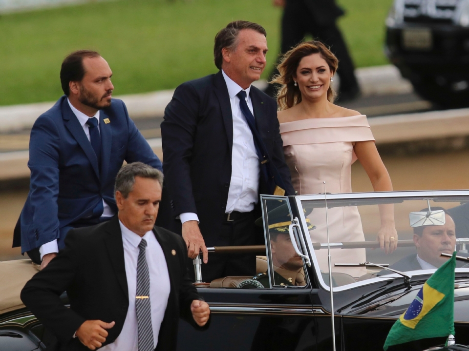 O vereador Carlos Bolsonaro durante a posse do ex-presidente Jair Bolsonaro, acompanhado da ex-primeira-dama Michelle