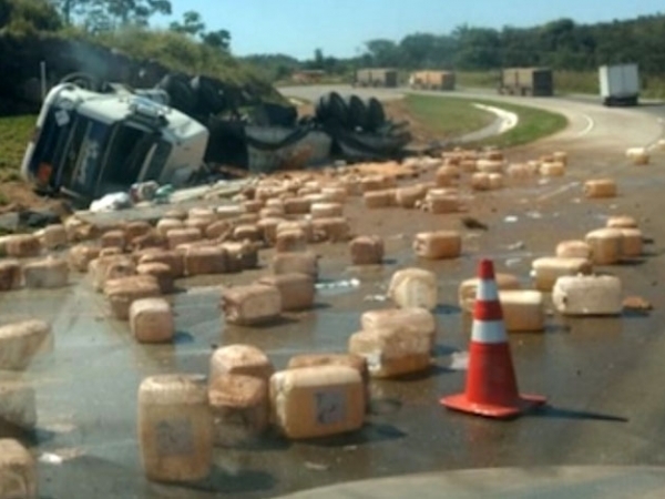 Carreta com agrotxicos tomba e interdita trecho da BR-364