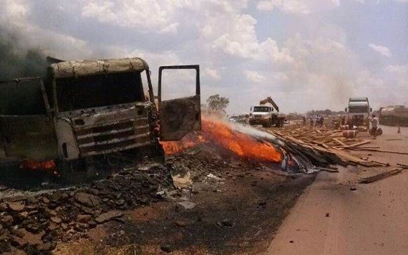 Carreta carregada de madeira tomba em anel virio, pega fogo e fica completamente destruda