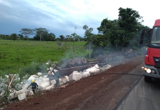 Carreta com algodo tomba em rodovia estadual e pega fogo