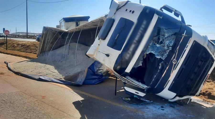 Motorista fica ferido aps carreta carregada de brita tombar na BR-364