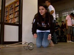 Estudantes fazem carrinhos movidos a ratoeira em aula prtica na UFSCar