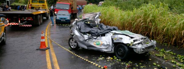 Acidente entre carros da imprensa deixa dois mortos na 'curva da morte'
