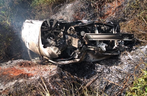 Carro pega fogo aps capotar em ribanceira durante ultrapassagem em rodovia