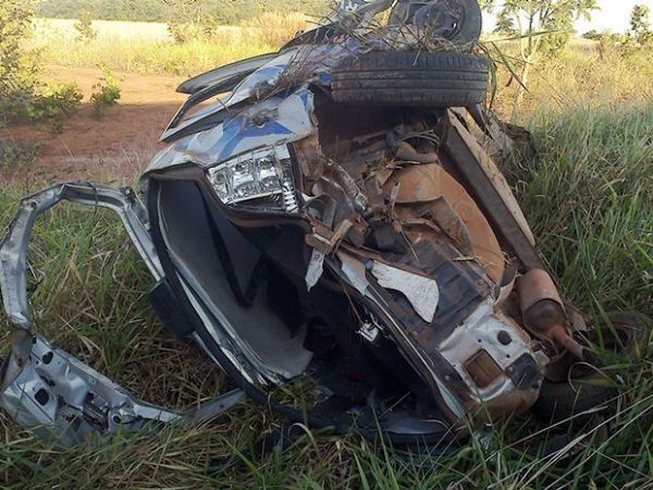 Motorista morre e passageiro fica gravemente ferido em acidente provocado por animal