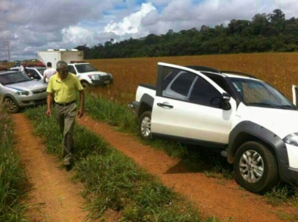 Fiat Strada estava parado em um carreador dentro de uma lavoura de soja, na regio do aeroporto de Sinop