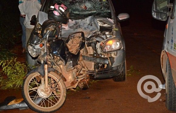 Motociclista tenta desviar de vore e termina atingido por carro; passageira morre no local