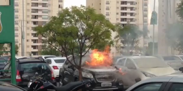 Carro pega fogo em estacionamento de shopping e causa avarias em veculos vizinhos; veja vdeos