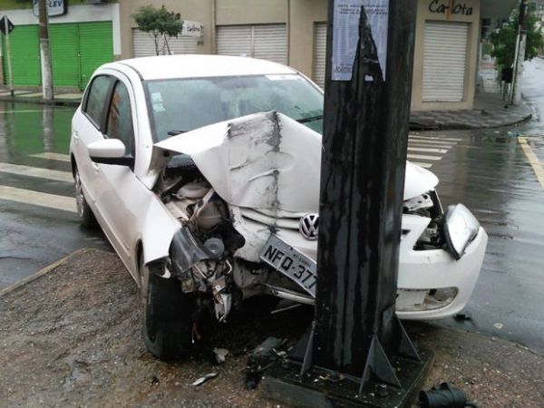 Motorista bate em poste em plena Avenida Isaac Pvoas em Cuiab