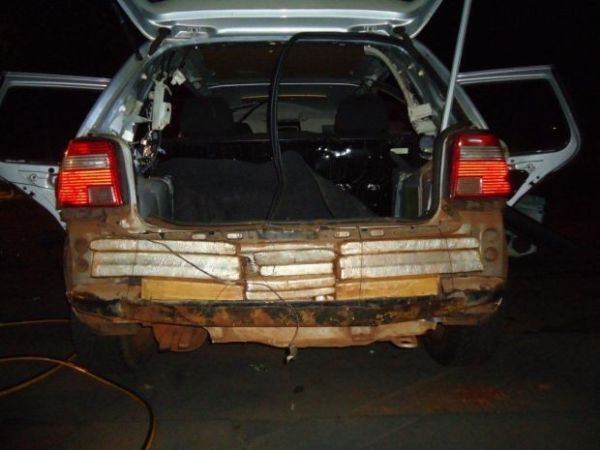 Polcia encontra 114 tijolos de maconha dentro de carro em Assis