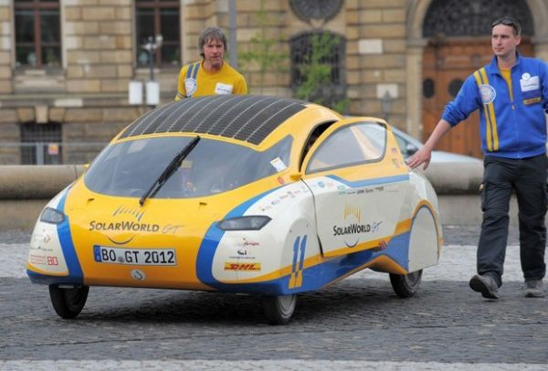 Carro a energia solar enfrenta o desafio de percorrer 34 mil km