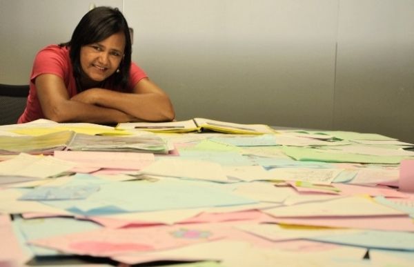 Professora rene mais de mil cartas de alunos em 28 anos de carreira