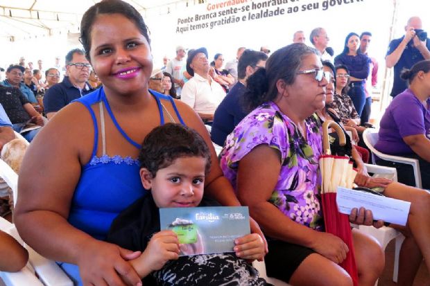 Famlias de dez municpios de Mato Grosso recebem carto Pr-Famlia