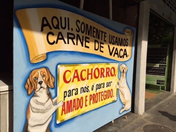 Donos de lanchonete no Centro do Rio colocam cartaz para reforar procedncia da carne usada nos pastis