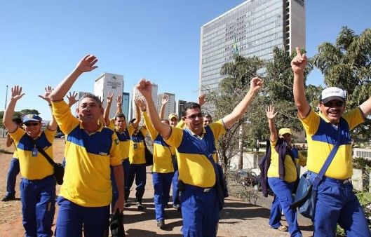 carteiros fizeram greve contra reduo nos salrios