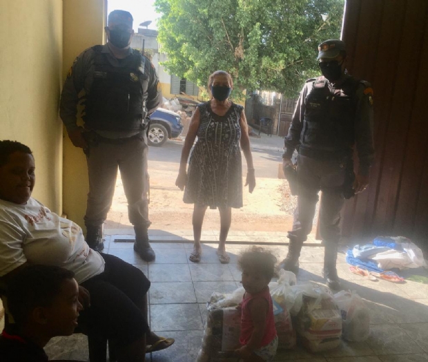 Policiais militares fazem campanha para ajudar moradora de casa que desabou em Cuiab