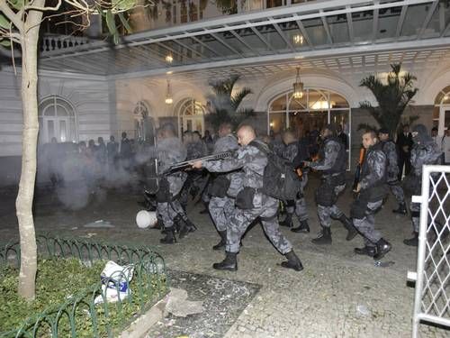Policiais militares fazem disparos na entrada do Copacabana PalaceHudson Pontes