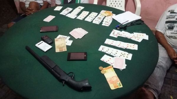 Polcia fecha 'cassino' em Vrzea Grande e dez so conduzidos  delegacia