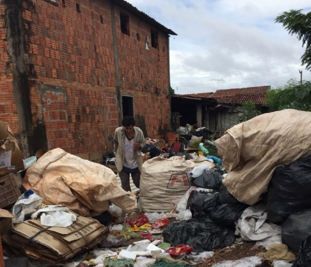 Erasmo acumula os materiais para posteriormente serem reciclados.