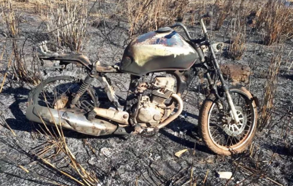Jovem de 25 anos registra BO aps namorada colocar fogo na moto dele