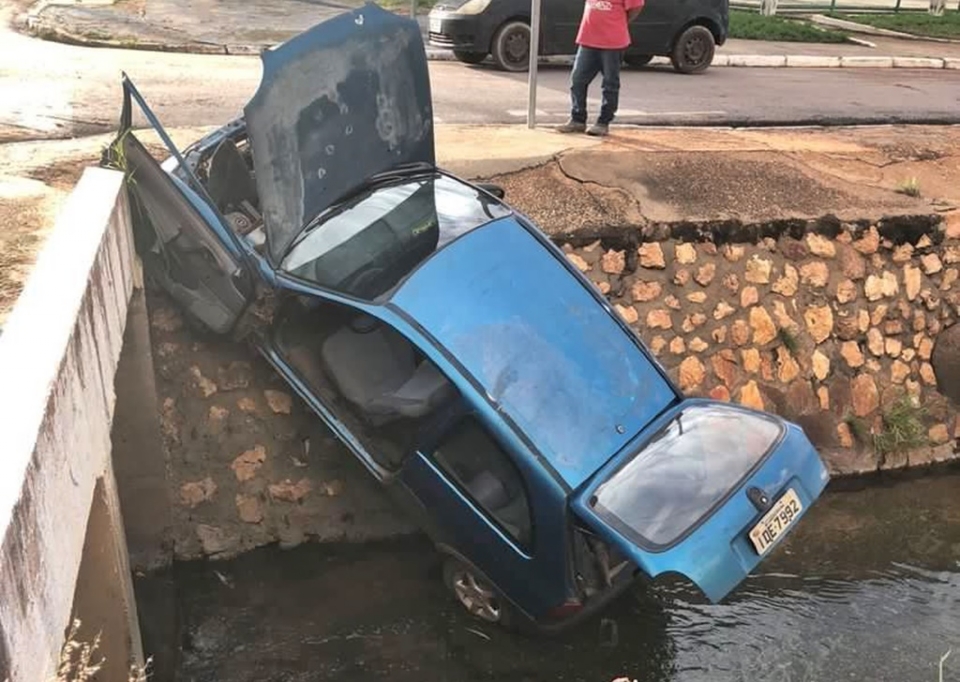 Moradores encontram carro 'pendurado' em borda de crrego de Cuiab; veja vdeo