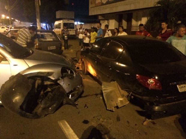 Motorista de New Beetle perde o controle e bate em van, carros e motos na Beira Rio