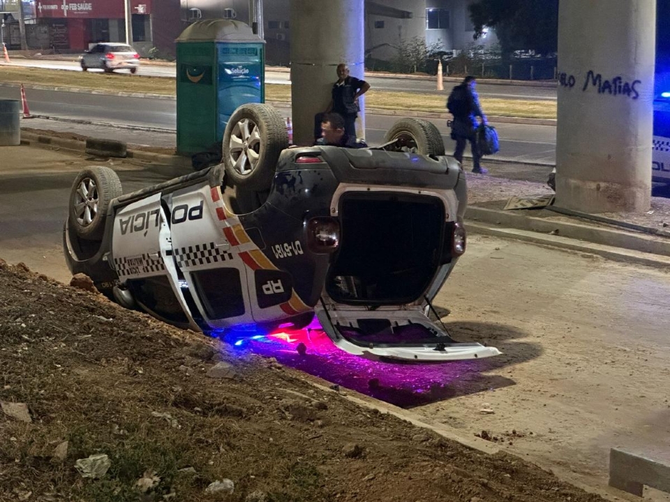 Viatura da Polcia Militar capota na avenida da FEB aps agente tentar desviar de motociclista