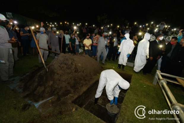 Com 21 enterros em um dia, Cemitrio Parque Bom Jesus v congestionamento de cortejos