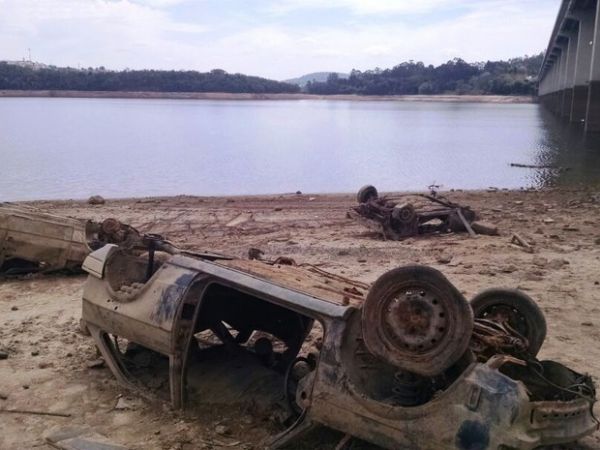Seca em represa do Cantareira revela 'cemitrio de carros' no interior de SP