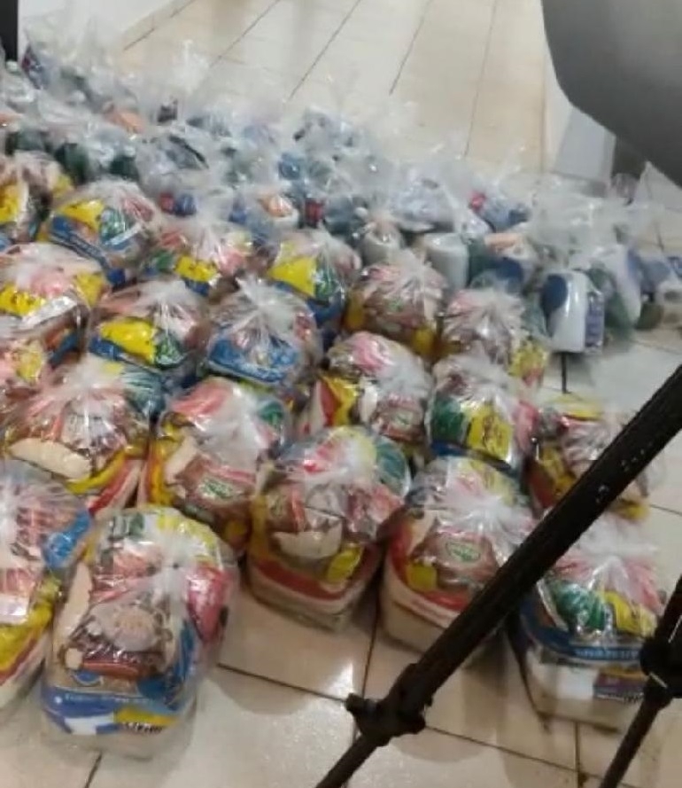 Polcia prende dupla e localiza cestas bsicas que seriam entregues para organizao criminosa