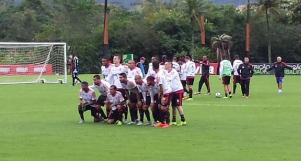 Time de Sheik vence racho e posa para foto no treino do Flamengo
