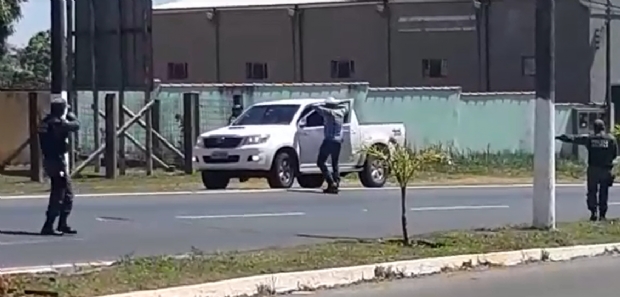 Motorista em Hilux fura bloqueio e  preso com sinais de embriaguez ;  veja vdeo 