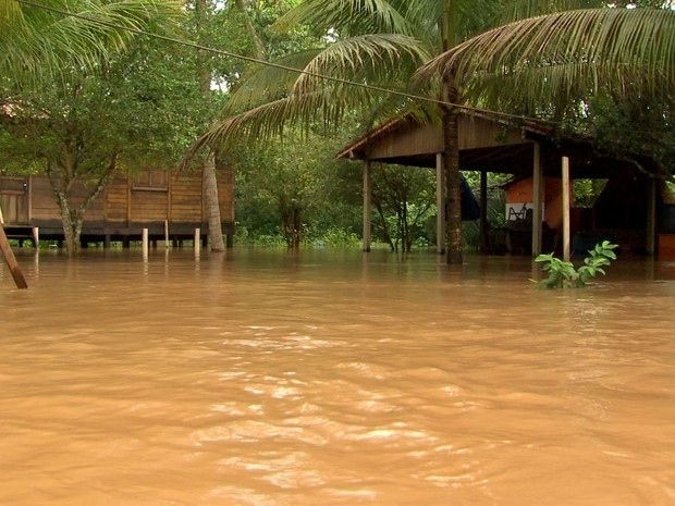 Ribeirinhos ficam ilhados com cheia do Rio Cuiab e prefeitura decreta situao de emergncia