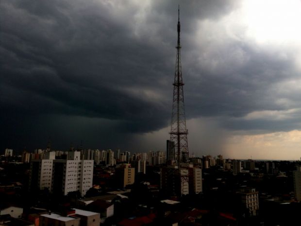 Chove na capital e Inpe faz alerta sobre risco de vendavais; moradores reclamam de queda de energia