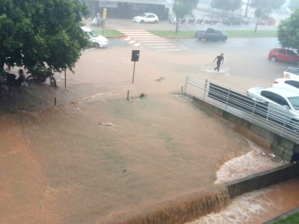 Forte chuva alaga avenidas e destri estradas em cidade de Mato Grosso;  fotos 